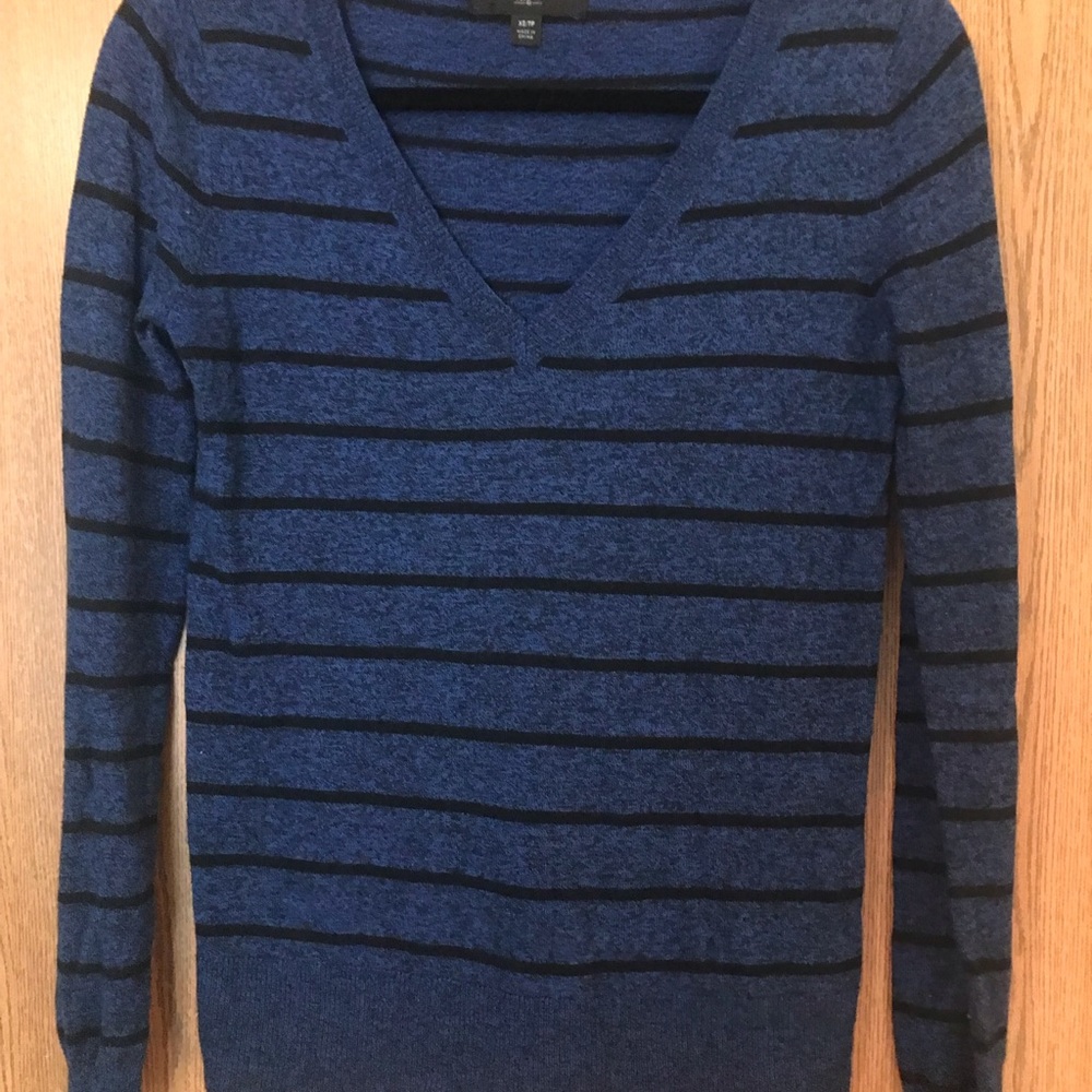Mossimo V-neck sweater Size S